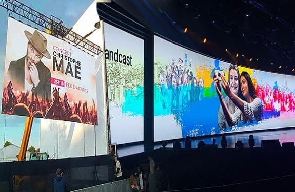 বহিরঙ্গন নমনীয় এলইডি ডিসপ্লে স্ক্রিন 4 মিমি পিক্সেল পিচ মাল্টিকোলার